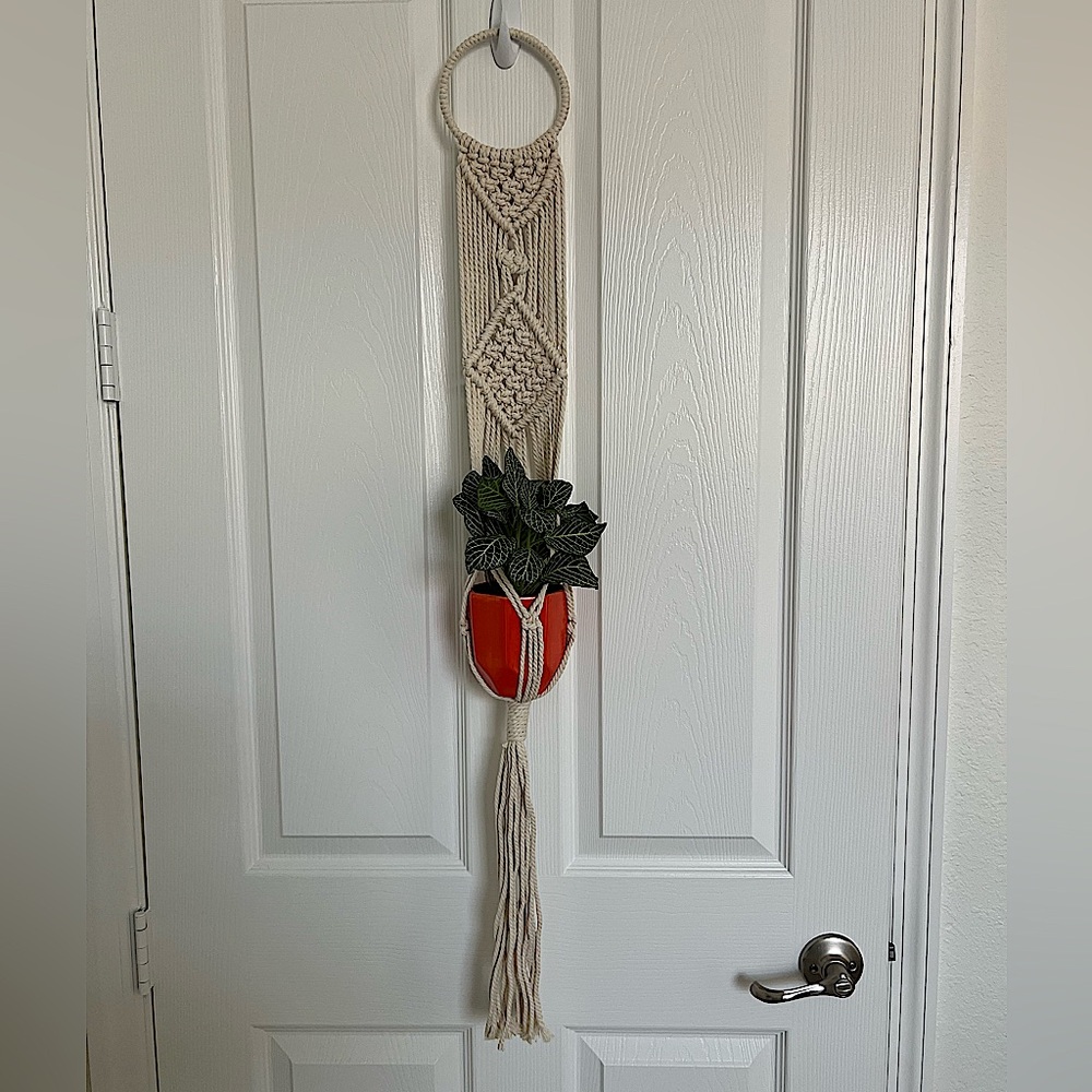 Macrame plant hanger